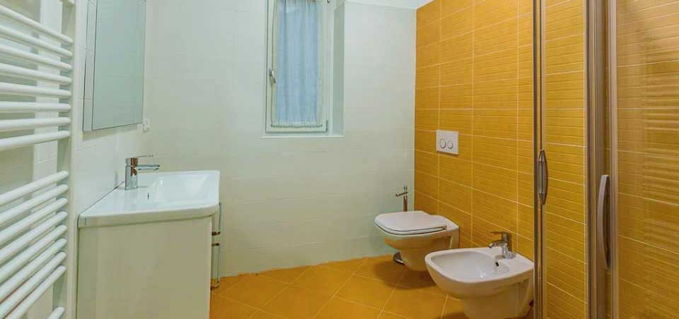 bathroom-orange-with-shower